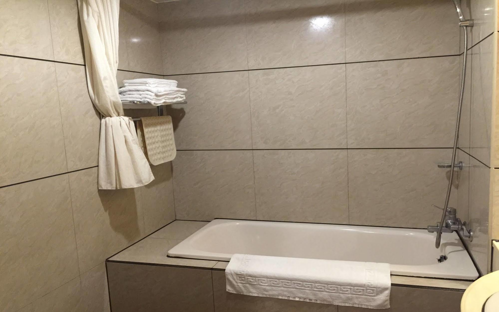 פולי Cheng Pao Hotel מראה חיצוני תמונה